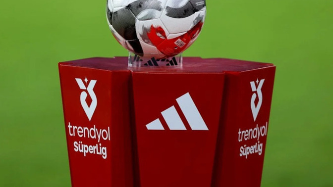 Süper Lig takımlarına forma tasarlayan markalardan biri olan Adidas neden tembelliğe kaçıyor?