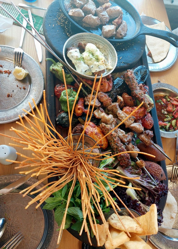 Size şöyle bir karışık kebap ısmarlasam yer misiniz?