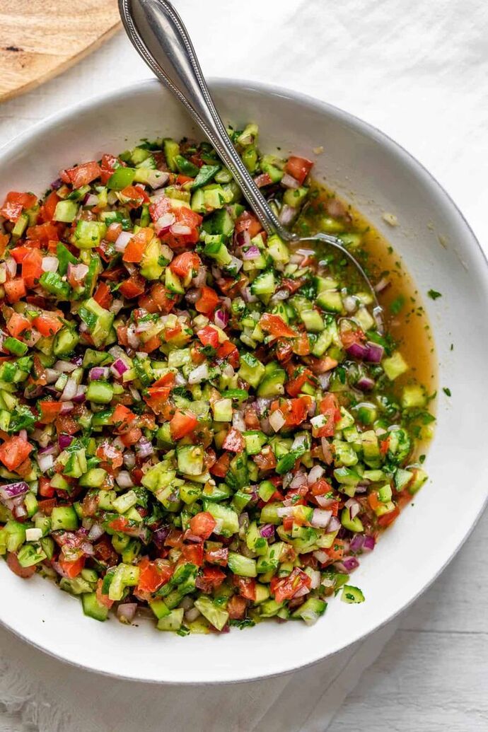 Sadece salata ile karnın doyar mı?
