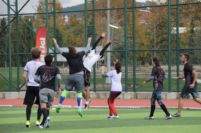 Halı sahada Frizbi mi futbol mu?