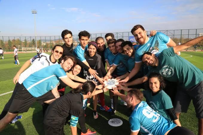 Halı sahada Frizbi mi futbol mu?