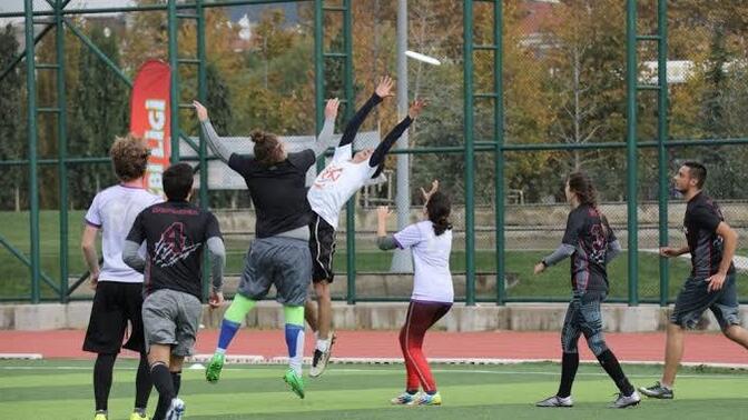 Halı sahada Frizbi mi futbol mu?