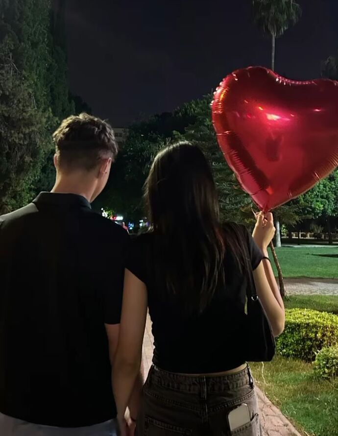 Kalpli balonla yürüyen birini görünce romantik mi buluyorsunuz yoksa cringe mi?