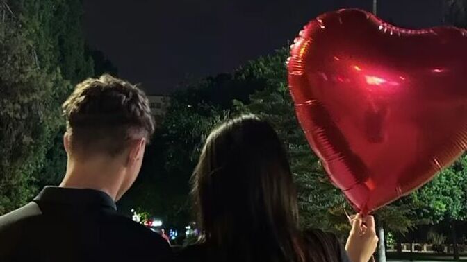 Kalpli balonla yürüyen birini görünce romantik mi buluyorsunuz yoksa cringe mi?
