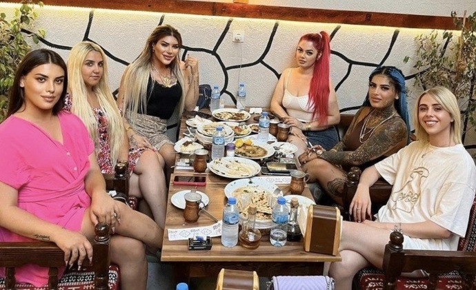 Kimse bizi sevmiyor biz cok gunah kizlariz 😢😢😢 napicaz?