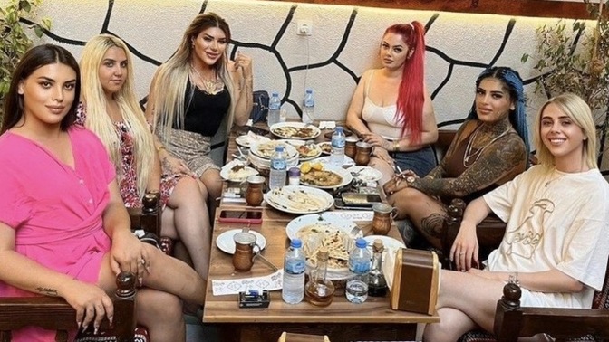 Kimse bizi sevmiyor biz cok gunah kizlariz 😢😢😢 napicaz?