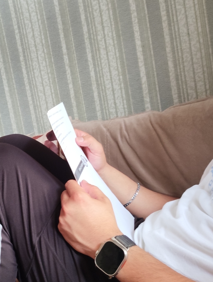 Ablalık vazifemi yerine getirmek için kardeşim ders çalışırken yanından ayrılmıyorum sizce hayırlı evlat hangimiz oluyoruz?