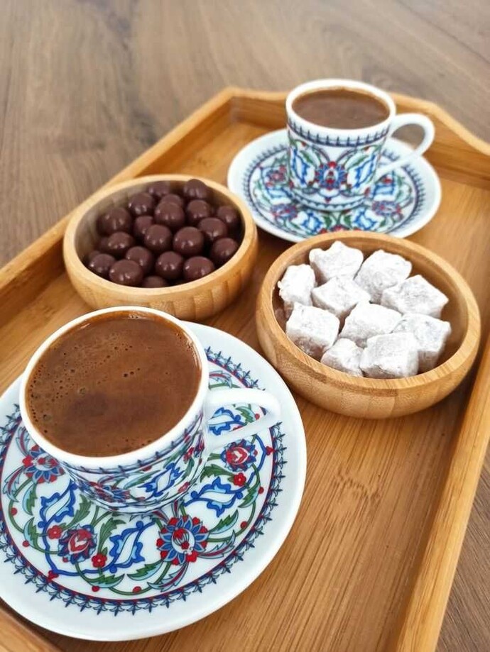 Kahvaltıdan sonra sabah kahvenizi içtiniz mi? Yanında Antep fıstıklı lokum mu, yoksa çikolata mı tercih edersiniz?