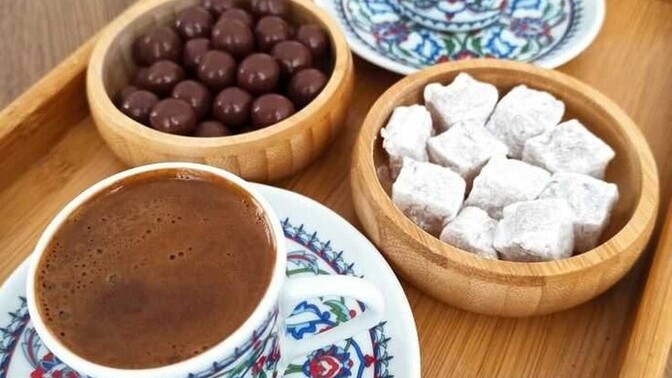 Kahvaltıdan sonra sabah kahvenizi içtiniz mi? Yanında "Antep fıstıklı lokum mu, yoksa "çikolata" mı tercih edersiniz?