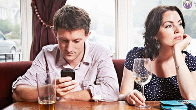 Biriyle tanışırken sohbete mi odaklanırsın yoksa telefon markasından finans analizi mi yaparsın?