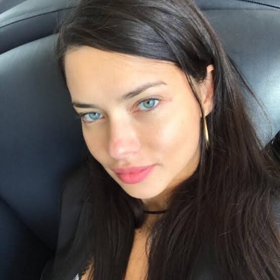 Sizce Adriana Lima Anjelina jolie gibi kadınlar renkli gözlü olmasaydı bu kadar aura ve güzellik sahibi olurlar mıydı?