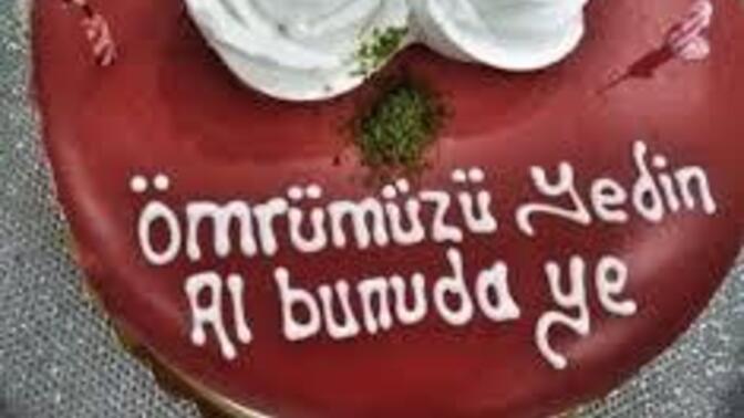 Sevgiliniz kendi resmini pasta üstüne yaptırsa ilk neresinden yemeye başlarsın?