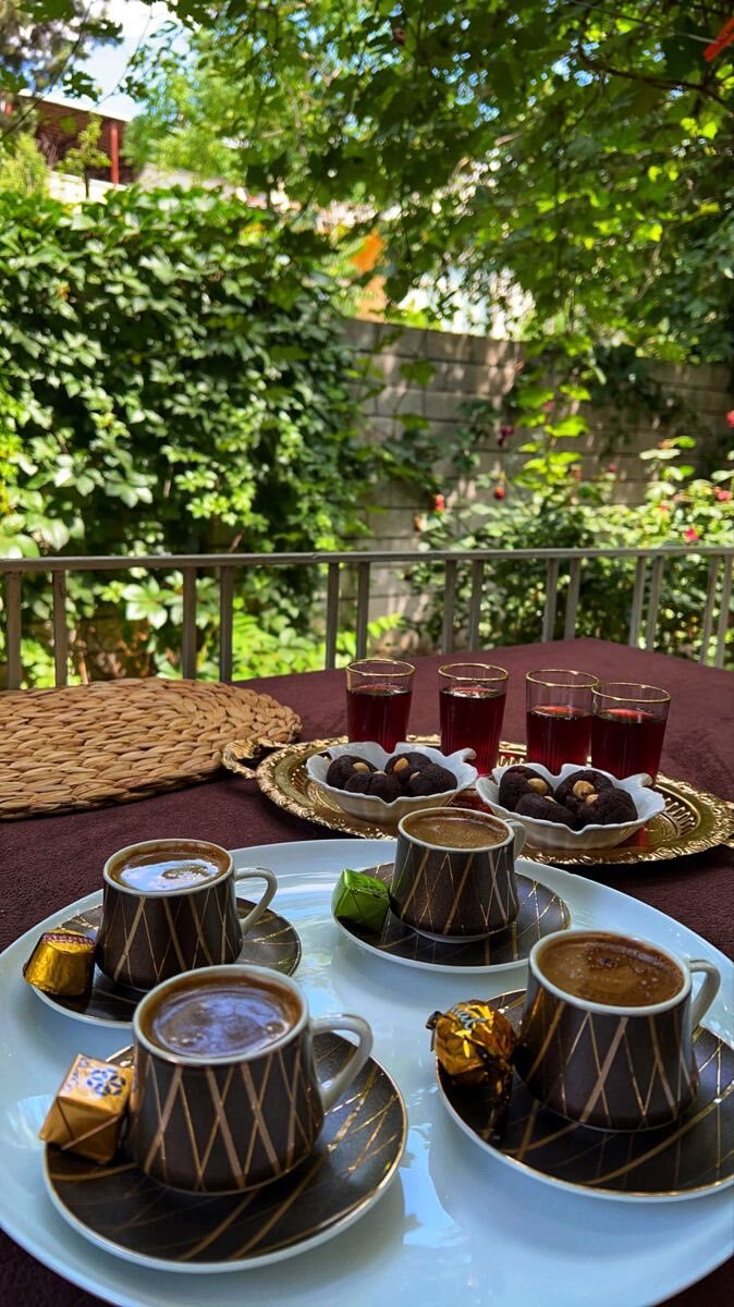 Kalabalık bir grup ile takılırken. Tek başına kahve içen birini gördüğünüz zaman. Kendiniz aklınıza gelir mi?
