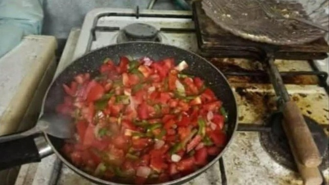 Yemek yapıyorum. Buyurmaz mısınız?