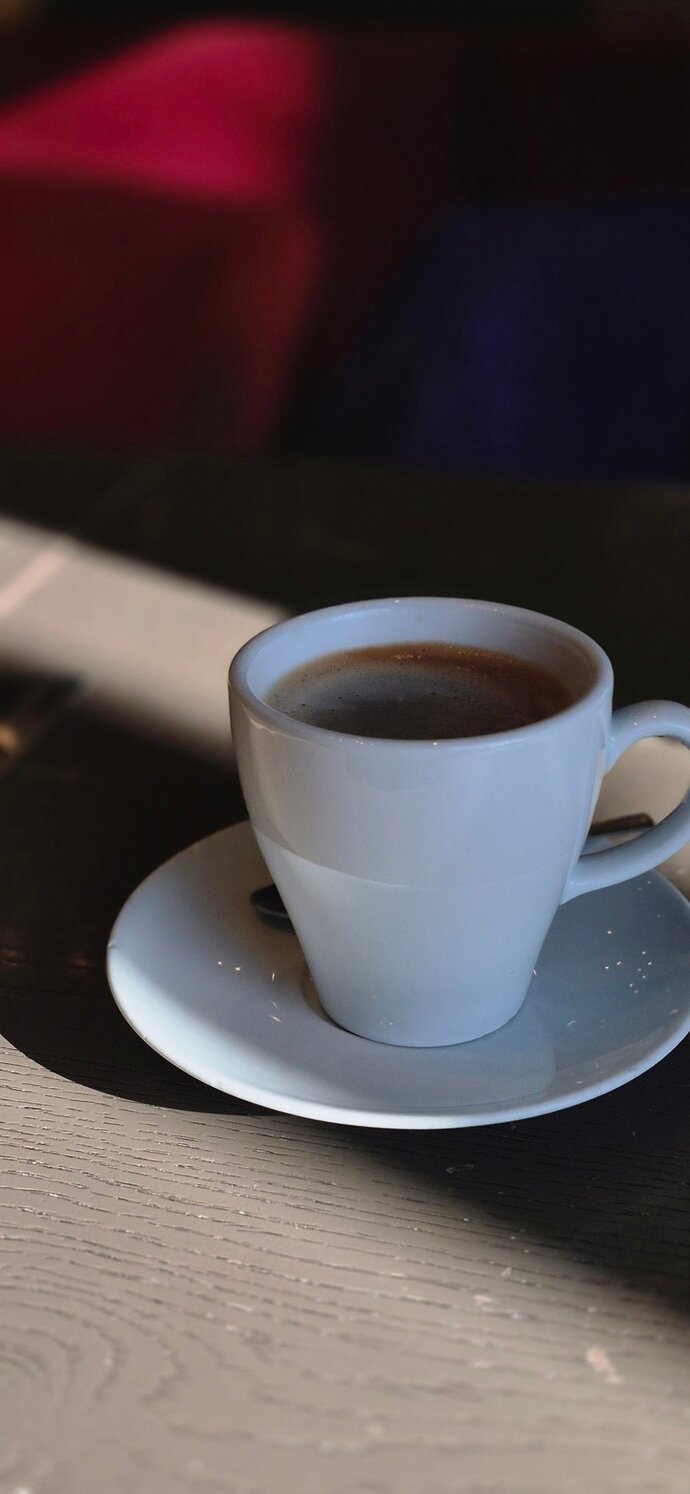 Yalnız başına kahve içmek. Halk arasında neye yorar. İçen değil halksın?
