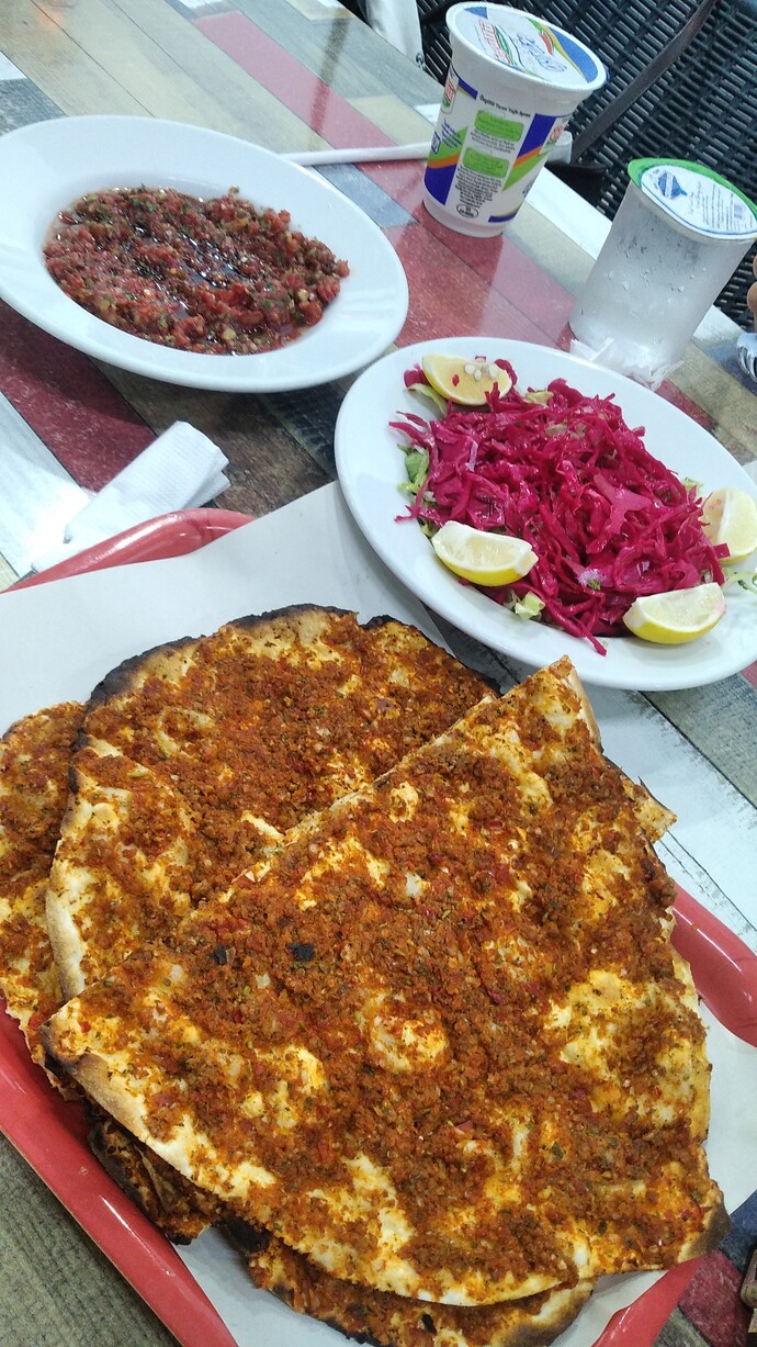 2 lahmacun söylesem çok geliyor 1 lahmacun az geliyor sizce bu durumda ben ne yapmalıyım 🙂?