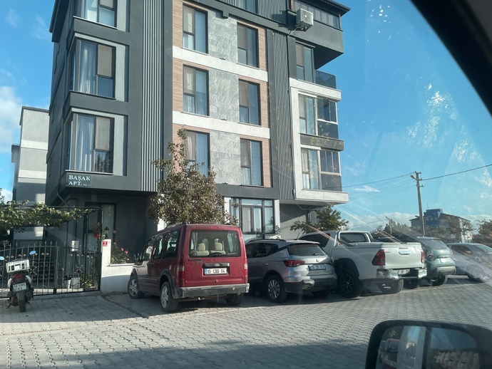 Evimin yanında kürtler var evi satmalı myım?