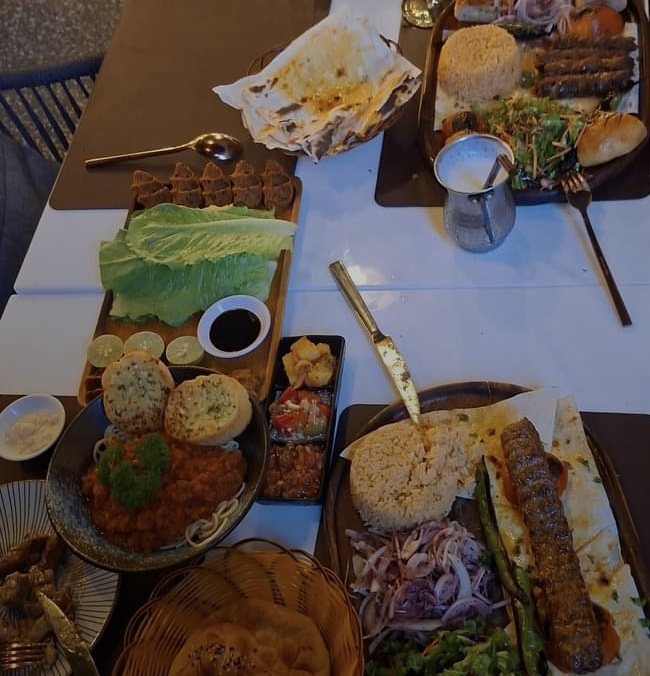 Bol soslu, tereyağlı, sıcacık "İskender kebap" sever misiniz arkadaşlar? Yanında ne içersiniz?