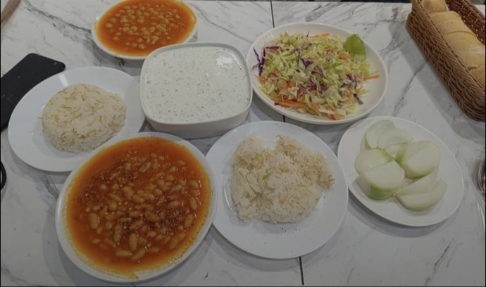 Bol soslu, tereyağlı, sıcacık "İskender kebap" sever misiniz arkadaşlar? Yanında ne içersiniz?