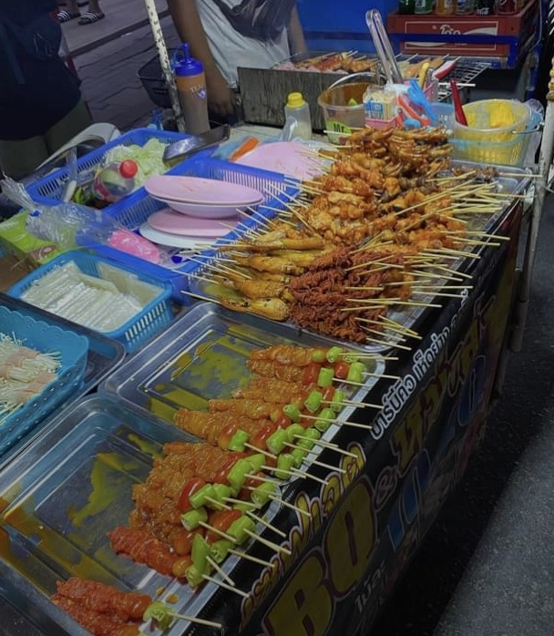 Bol soslu, tereyağlı, sıcacık "İskender kebap" sever misiniz arkadaşlar? Yanında ne içersiniz?