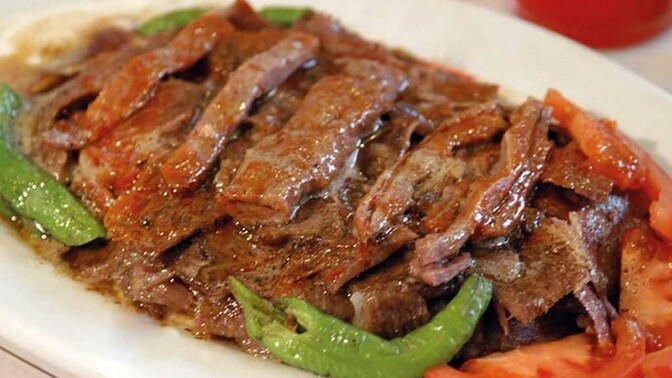 Bol soslu, tereyağlı, sıcacık "İskender kebap" sever misiniz arkadaşlar? Yanında ne içersiniz?