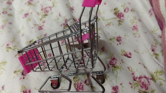 Bu minik market arabaları şeklindeki aksesuarlar ne işe yarıyor oyuncak desen oyuncak değil?