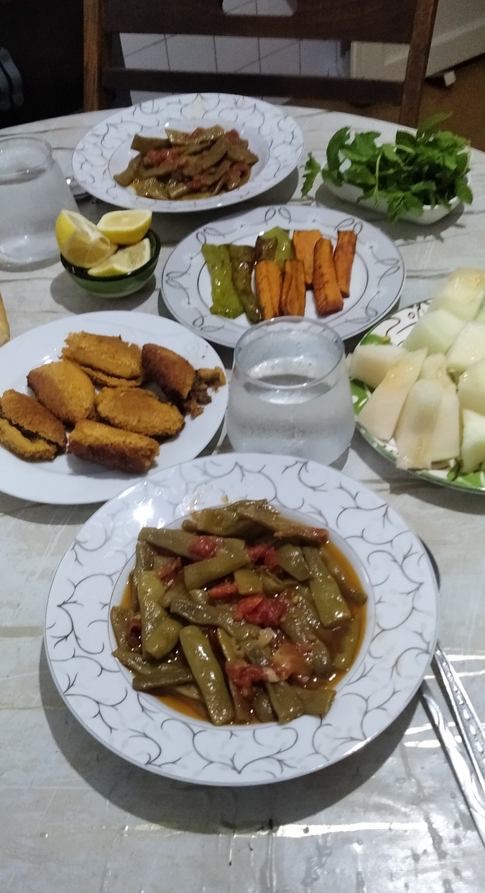 Akşam yemeğini ailecek mi yoksa tek yemeği mi sever misiniz?