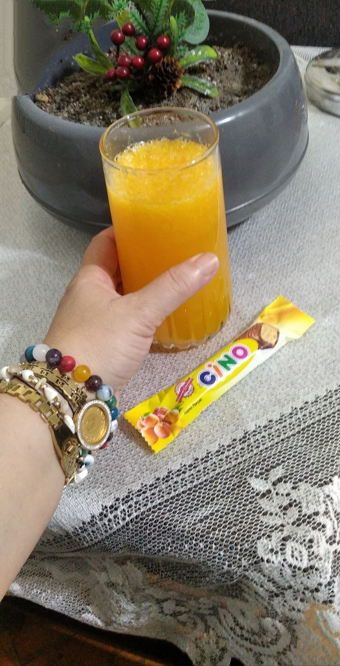 Başlarım böyle hayata diyip bir bardak portakal suyu içtim 🍊kafam güzel olur mu?