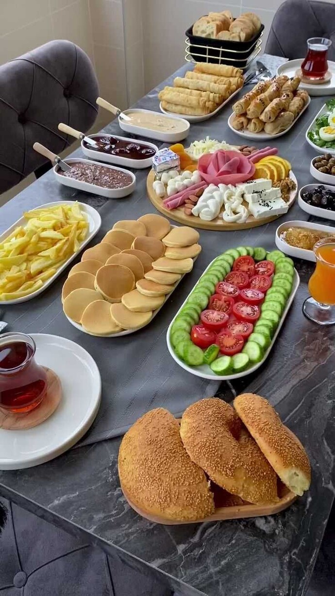 Pazar sabahı kahvaltısını sever misiniz arkadaşlar? Sohbet ederek uzun uzun oturmak çok keyifli olmuyor mu?