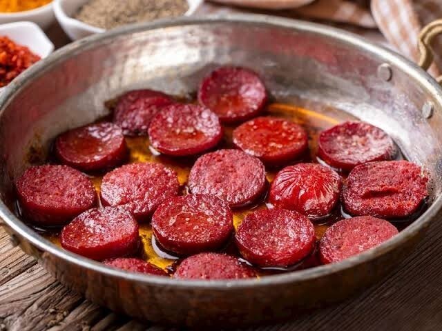 Sucuk, su ile mi yoksa yağ ile mi pişirilince daha lezzetli olur?