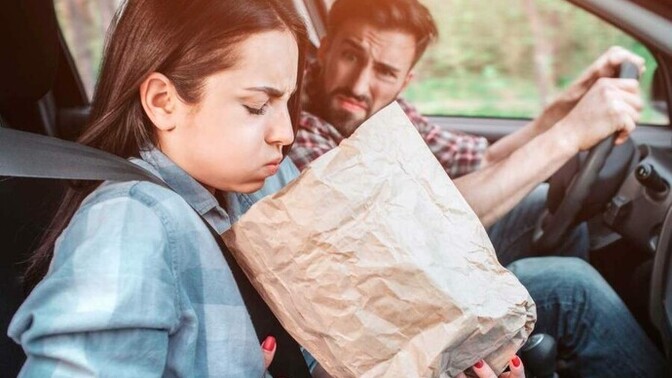 Yolculuk yaparken araba tutuyor mu?