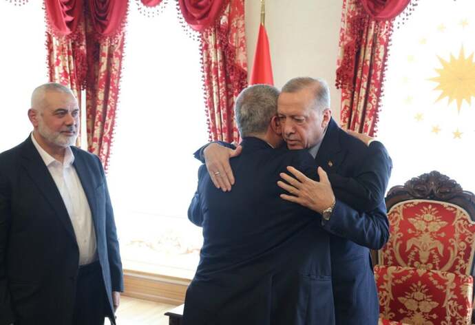 Erdoğanın teröristlerle ve eli kanlı dikatatorlerle kanka olması hakkında ne düşünüyorsunuz?