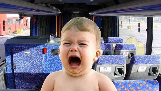 Toplu taşıma da bir bebek ağlamaya başladı ve durmaksızın ağlıyor. Ne yaparsın?
