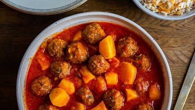 Sulu köfte sever misiniz arkadaşlar? Yanında mis gibi tereyağlı pilavla nasıl gider sizce?