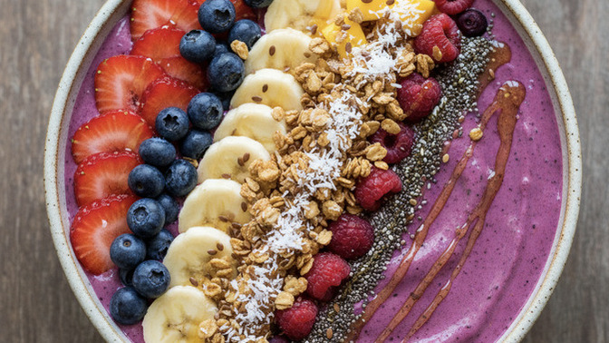 Renkli bir smoothie kasesi hazırlayacak olsanız içine neler koyardınız?