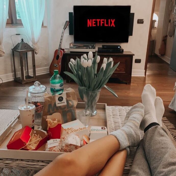 Sevgiliyle film izlerken telefonla uğraşmak ayıp mı?