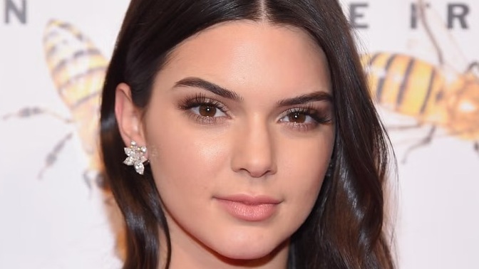 Manken Kendall Nicole Jenner abartıldığı kadar güzel mi?
