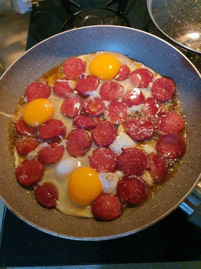 Sucuklu yumurta mı, omlet mi?