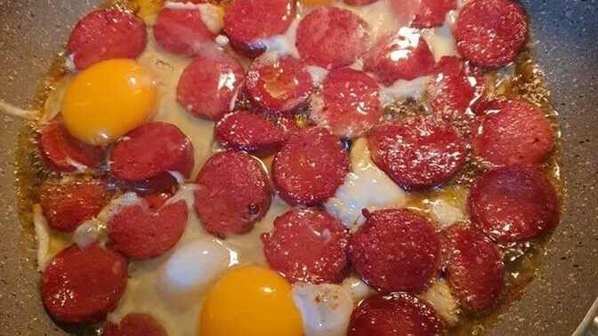 Sucuklu yumurta mı, omlet mi?