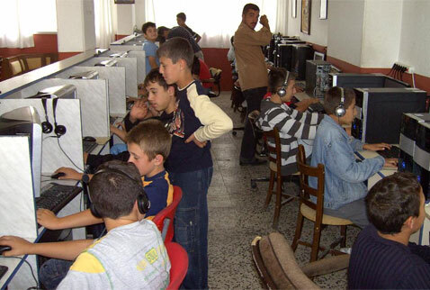 Hiç internet kafeye gidip saatlerce bilgisayar başında zaman geçirdin mi?