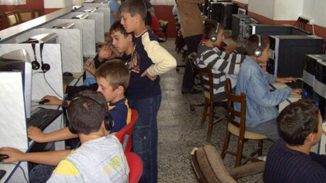 Hiç internet kafeye gidip saatlerce bilgisayar başında zaman geçirdin mi?