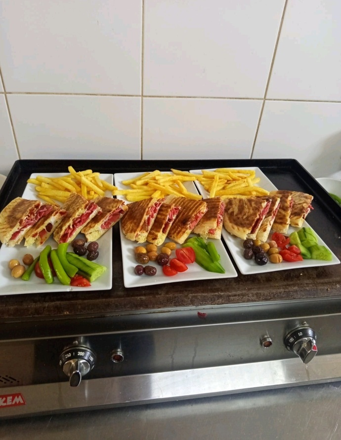 Şöyle bol patatesli tost kimler yemek isterdi?