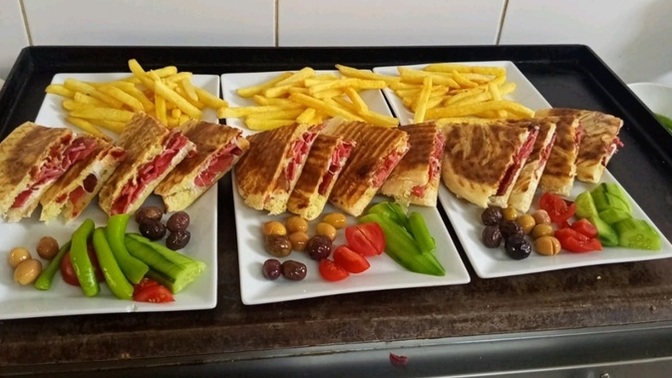 Şöyle bol patatesli tost kimler yemek isterdi?
