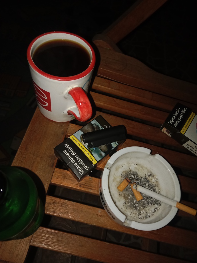 Gece çökünce içilen kahveye. İlla müzik neden eşlik eder?