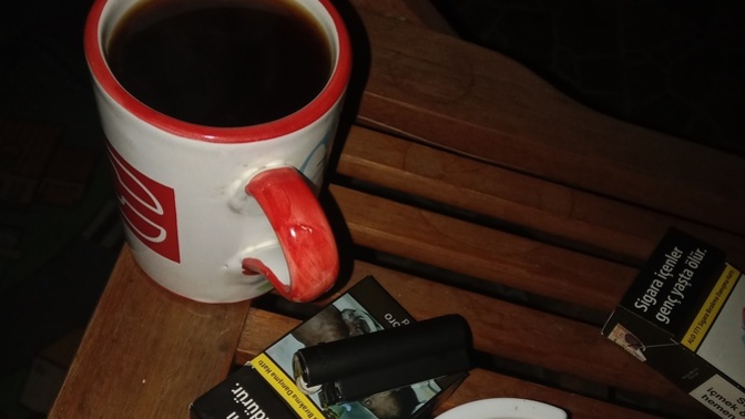 Gece çökünce içilen kahveye. İlla müzik neden eşlik eder?