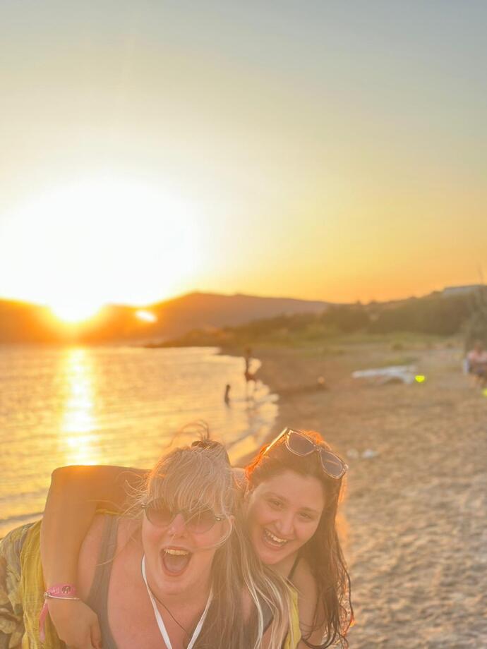 oyuncu ezgi ve asya