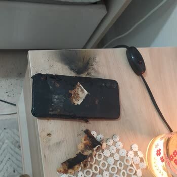 Telefonun şarjdayken birisi kurcalarsa sakince bırakmasını mı beklersin yoksa telefonu alıp parça parça mi edersin?
