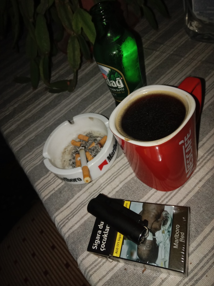 Kesin benim otopsi raporunda kahveden öldü yazacaklar. Siz günde kaç fincan kahve içiyorsunuz?