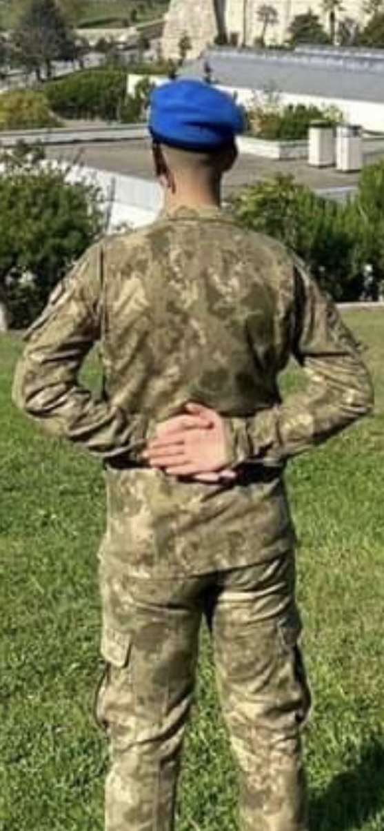 Normal askerler mavi bere takmıyor mu?