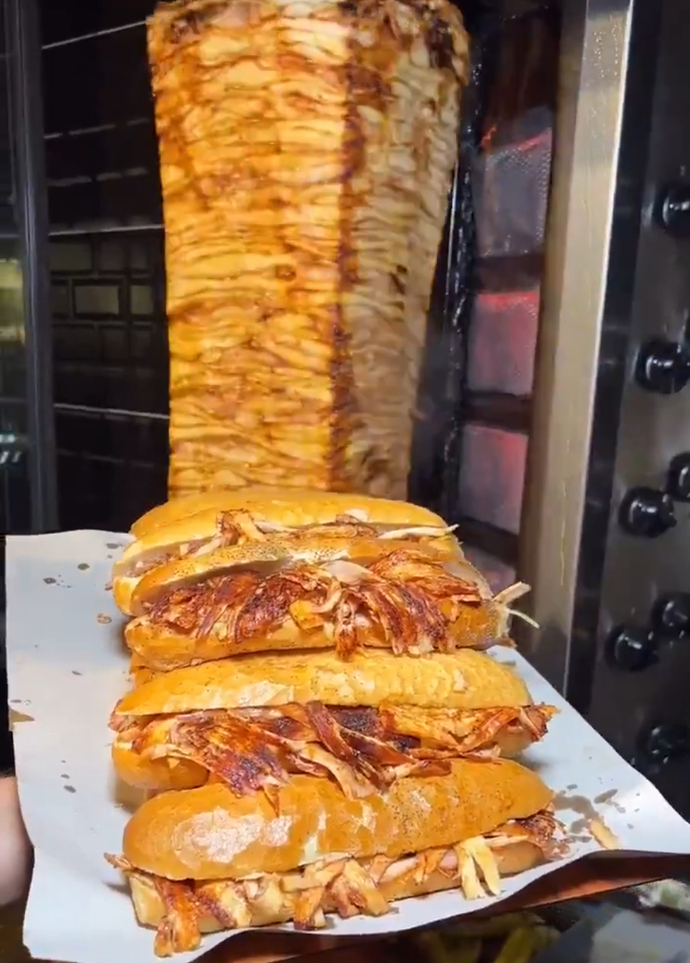 Tavuk döner severek yer misin?